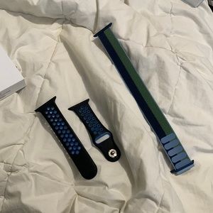 2 Apple Watch bands